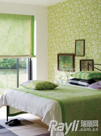 Designers Guild 绿色印花壁纸营造出蓬勃而充满生机的卧室空间
