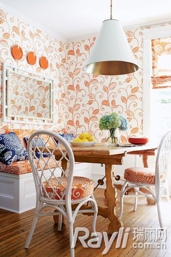 橘色花草图案壁纸清新、且充满暖意。