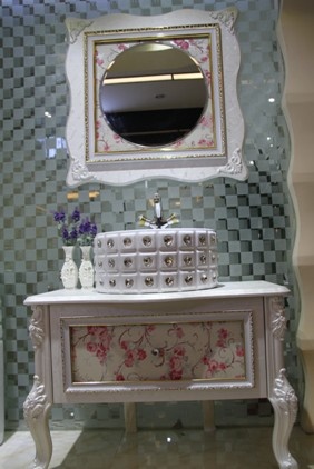 在延续“水晶系列”的浪漫气质的同时，久福格莱蒂丝“板材免漆浴室柜”系列则采用桉木多层实木板、皮革等材质，凸显天然质感
