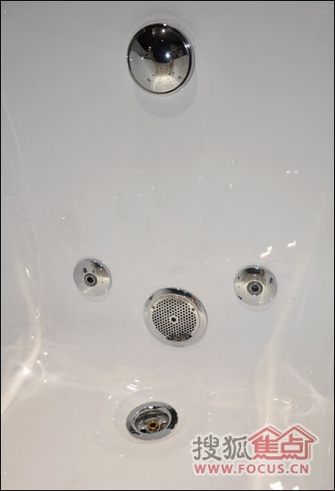 箭牌然木系列按摩浴缸中的按摩出水孔