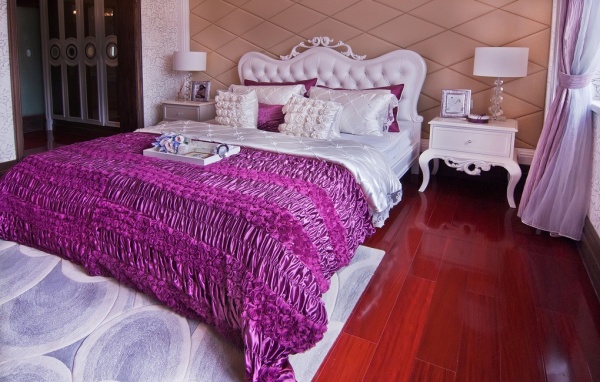 卧室简单而温馨goodfeel,空间采用了菱形方格作为墙面,搭配窗帘寝饰