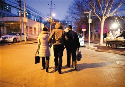 2月27日，张哲（化名）搀扶前来认亲的尉女士及其老伴离开广安门外派出所。警方告诉他们等待亲子鉴定的最终结果。