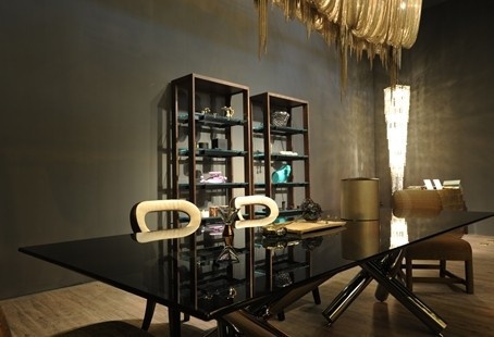 注：青铜色玻璃桌来自MINOTTI、餐椅来自PROMEMORIA、梧桐木展示柜来自DONGHIA。