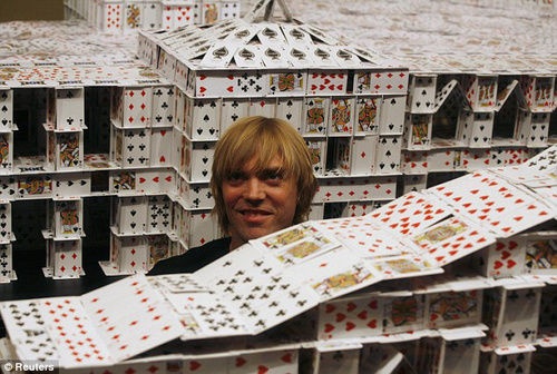 真的猛男 敢于用20万张纸牌搭建房子