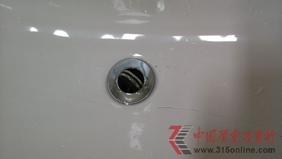 河北省王小姐家购买的澳斯曼浴室柜面盆发生炸裂