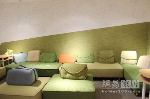 由广州美院与某品牌合作的“手提包”创意沙发