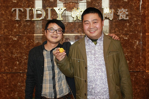 湖南省区域经理胡家鑫（左）与喜中4999大奖的幸运客户（右）合影留念