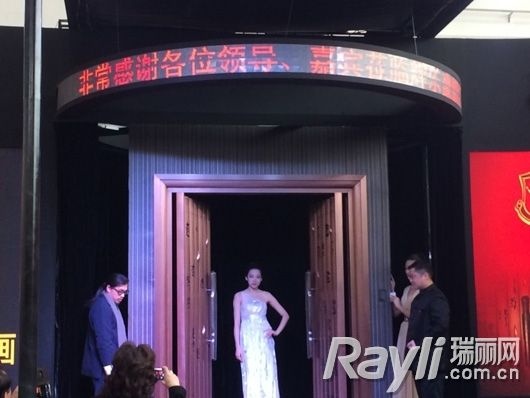 图为：辉乐豪铜门总裁朱志伟先生与著名画家郭关先生共同为琴之门揭幕