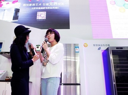 卡萨帝健康食品生态圈产品经理赵冰洁女士与粉丝分享用微信操控的智慧冰箱