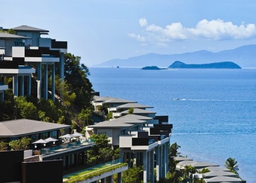 苏梅岛康莱德酒店坐落于岛屿山坡，能够俯瞰泰国湾全景