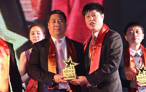 亚洲酒店论坛秘书长陈恒先生为万祖岩先生颁发奖项