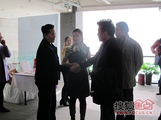 林路副院长(左二)向孟佳萍董事长引荐著名小提琴家盛中国老师
