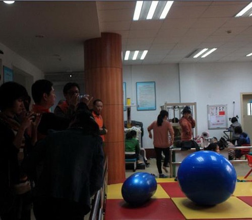 福建省残疾人康复教育中心的老师正在对孩子进行康复治疗​
