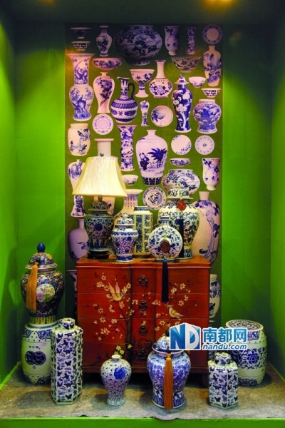 </p><p>中国传统的青花器皿都被融入了柜子后的这块布料之中。</p><p>