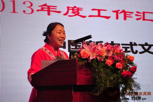 执行会长刘晓红汇报2013年中国新中式红木文化研究院的主要工作