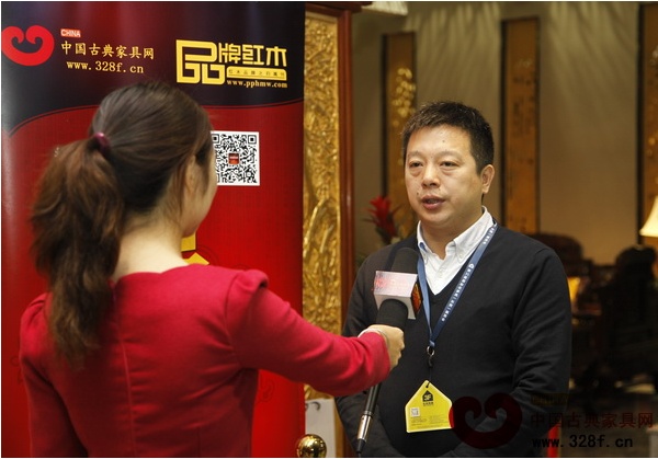 明堂红木总经理张向荣在东莞名家具展上接受中国古典家具网专访