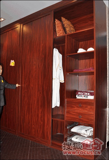好莱客西子红衣柜为推拉门设计