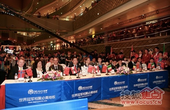 数百名粉丝聚集一睹乒乓球世界冠军维尔纳.施拉格以及国乒之光王励