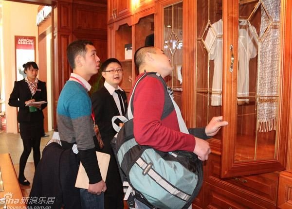 第四届广州衣柜展现场，客户在箭牌衣柜展位观摩产品