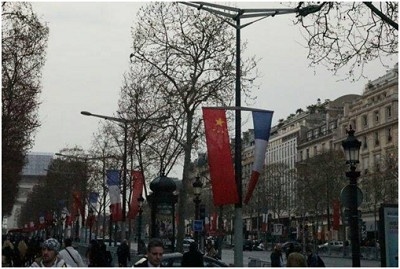 巴黎街头悬挂中法两国国旗