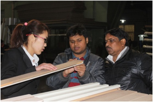 尚品本色生产基地(中国•滕州)-工程外贸部钟经理为印度客户陪同参观