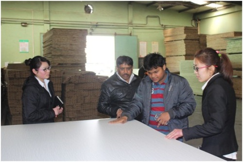 尚品本色生产基地(中国•滕州)-工程外贸部钟经理为印度客户陪同参观