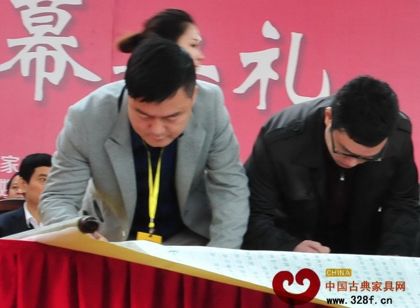 盛泰轩红木董事长萧国澄（左）签署《中山市红木家具行业诚信公约》