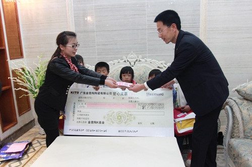 滨州金意陶总经理陈珍女士把爱心义捐善款传递给贫困学生的老师