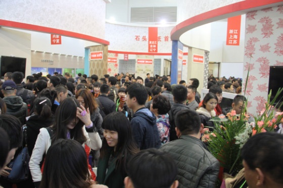 图为地球卫士展厅在北京展会上几乎“爆棚” 