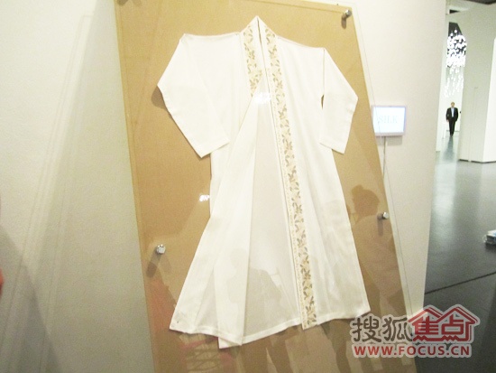 用丝绸制作的改良中式服装