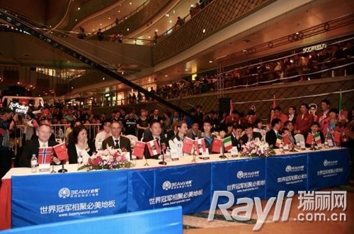数百名粉丝聚集一睹乒乓球世界冠军维尔纳.施拉格以及国乒之光王励勤的风采