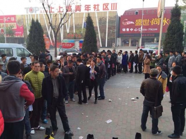 大北京区域售楼处惊现深夜排队现象