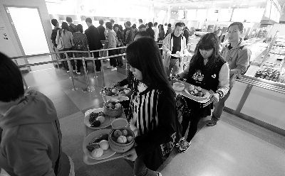今天上午，市民在宜家排队购买早餐 摄记者 曹博远