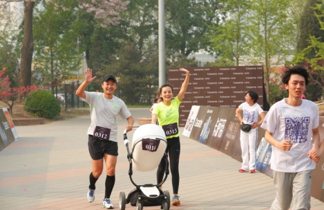 北京国安退役球员高雷雷与妻子歌手马郁带着未满一周岁的儿子 相依相随 共同见证3KM爱的历程