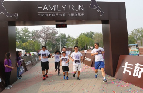 刘建宏带着儿子冲刺的瞬间，为爱跑起来 更多的是家人之间的关爱 用3K陪他一块长大