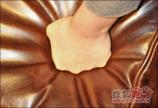 用手按压真皮沙发会产生凹陷和细小褶皱