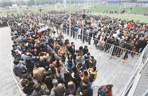 宜家正式开业,市民至少要排半个小时队才能进场。记者郑宇摄