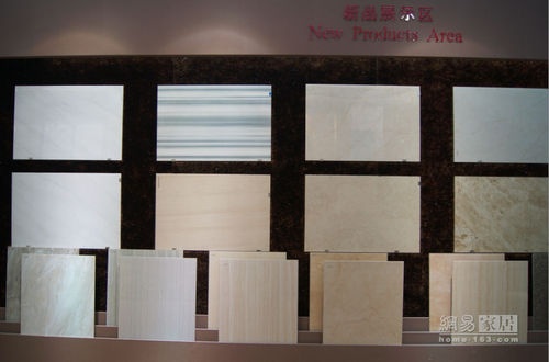 万利瓷砖的新品展示区，清一色为仿木与仿石产品