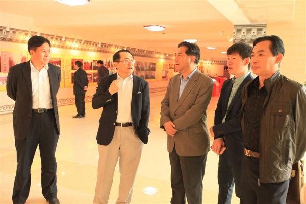 　　杜新磊董事长（左一）带领与会人员讲参观具有400多年历史的广育堂