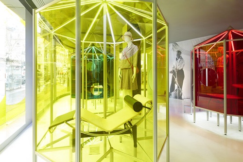 Cassina和路易威登合作的橱窗展示(橱窗内展示的是俩大品牌合作设计的LC4躺椅和根据Cassina家具设计理念推出的2014年路易威登新品服装)
