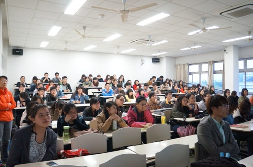上海大学美术学院的大学生认真聆听为爱上色团队分享