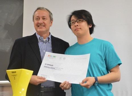 米兰理工大学院长拜拉维提斯先生授予设计师李志磊国际游学证书