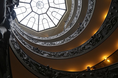梵蒂冈博物馆螺旋式楼梯艺术，充满视觉张力