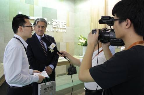 墨西哥驻广州总领事大卫•纳赫拉莅临ICC瓷砖展位，并接受媒体采访