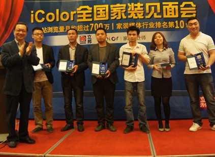 立邦装饰涂料北区销售总经理陈仁宗先生为获奖设计师颁发奖杯和证书