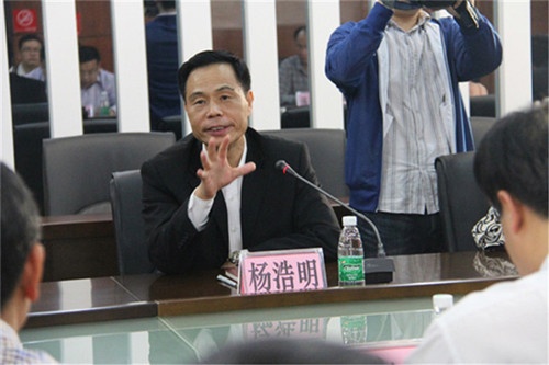 2013年2月28日，省统战部副部长、省工商联党组书记杨浩明到萨米特新型建材生产基地调研