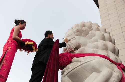 集美集团总裁赵建国为象征大吉大利、运势昌盛的“瑞狮”点睛