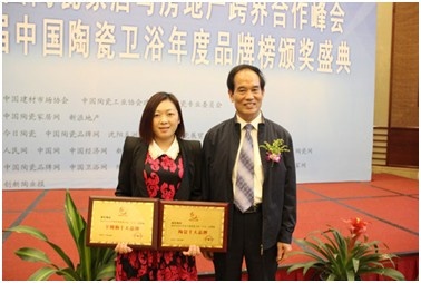 森尼陶瓷代表与中国陶瓷工业协会建筑卫生陶瓷专业委员会秘书长黄芯红合影