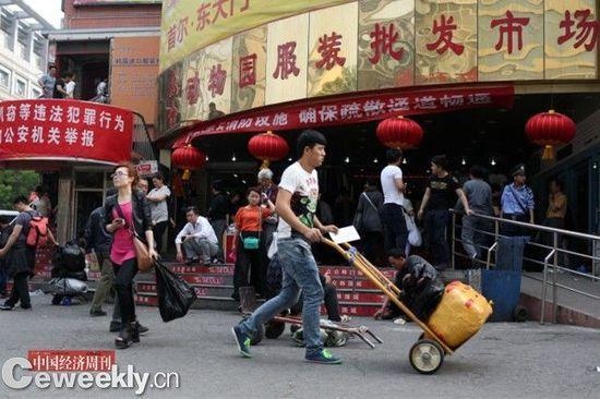 官方表示，北京动批的产业转移并非“整体搬迁”，很有可能保留零售业务，而引导批发业务向外转移。《中国经济周刊》记者 肖翊/摄