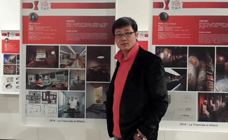 设计师郑军在米兰三年展设计博物馆第四届筑巢奖金奖作品展区中与自己的参展作品合影